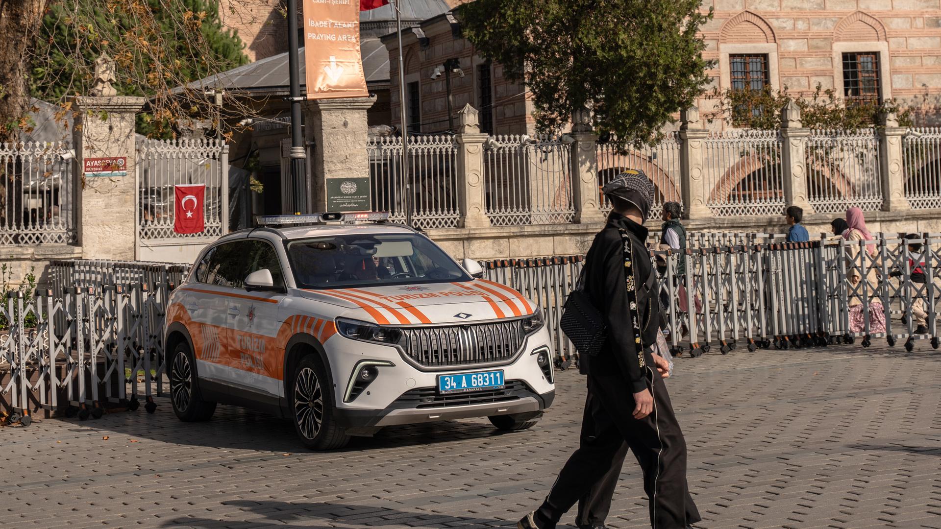 Ein Fahrzeug der türkischen Tourismuspolizei ist in der Nähe der Hagia Sophia-Moschee im Stadtteil Sultanahmet zu sehen. Ein Fahrzeug der türkischen Tourismuspolizei ist in der Nähe der Hagia Sophia-Moschee im Stadtteil Sultanahmet zu sehen.