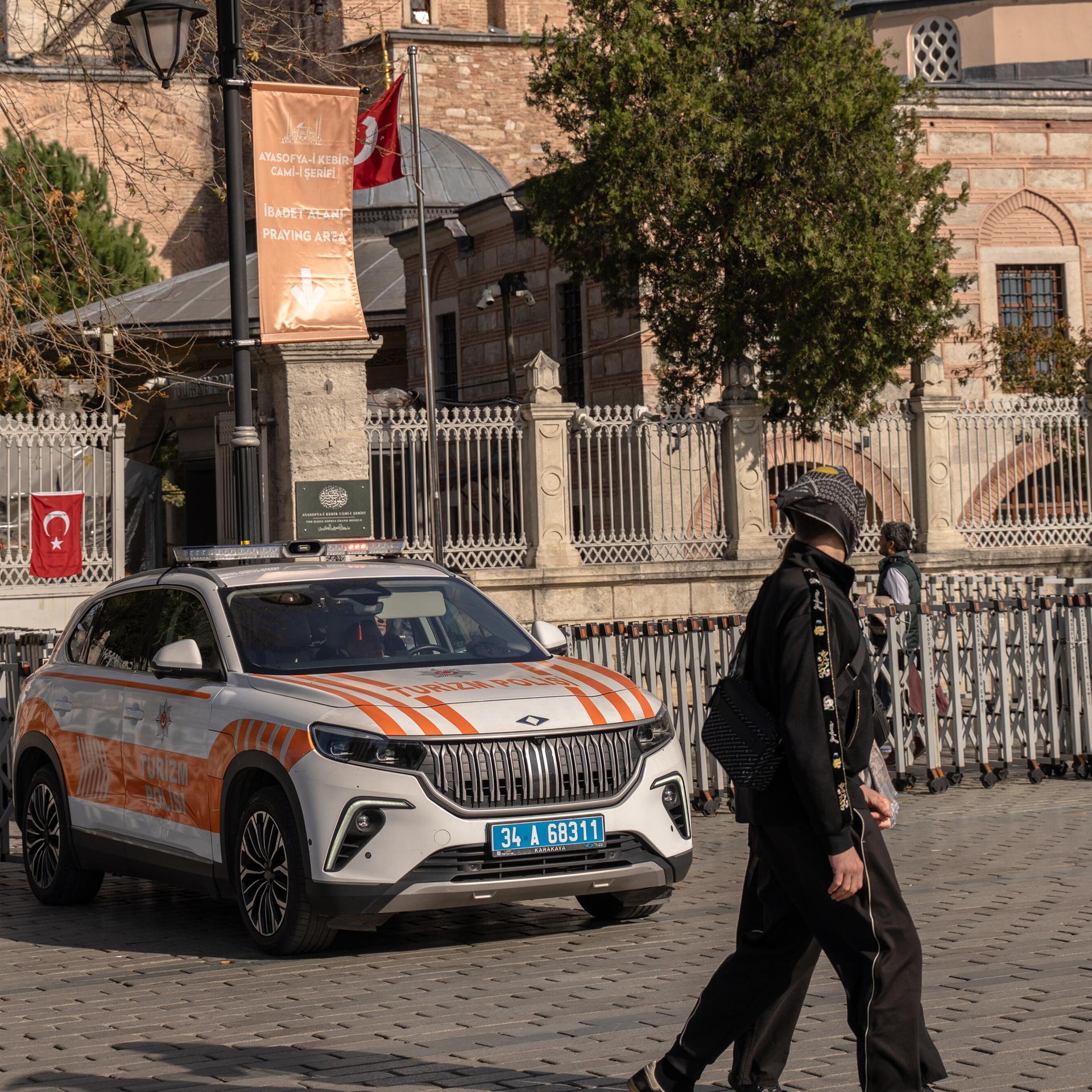 Ein Fahrzeug der türkischen Tourismuspolizei ist in der Nähe der Hagia Sophia-Moschee im Stadtteil Sultanahmet zu sehen.