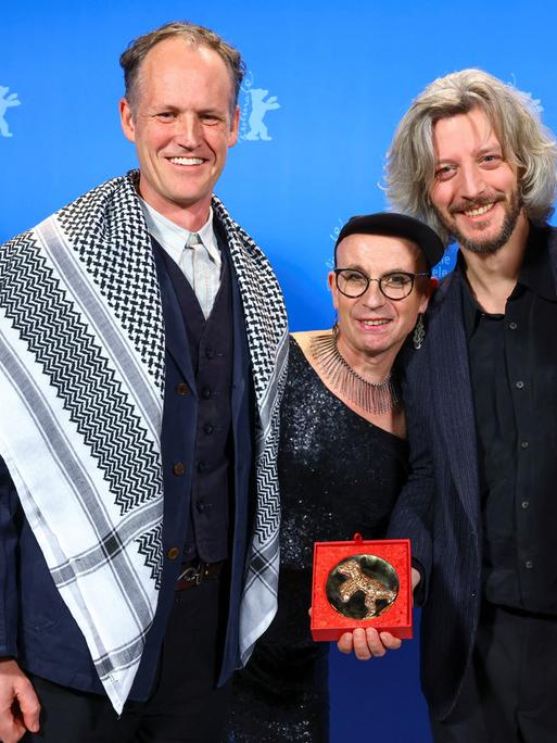 Von links nach rechts: Ben Russell, Jay Jordan, Guillaume Cailleau und Servan Decle posieren mit einem Filmpreis bei der Berlinale.