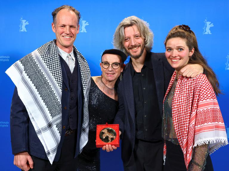 Von links nach rechts: Ben Russell, Jay Jordan, Guillaume Cailleau und Servan Decle posieren mit einem Filmpreis bei der Berlinale.