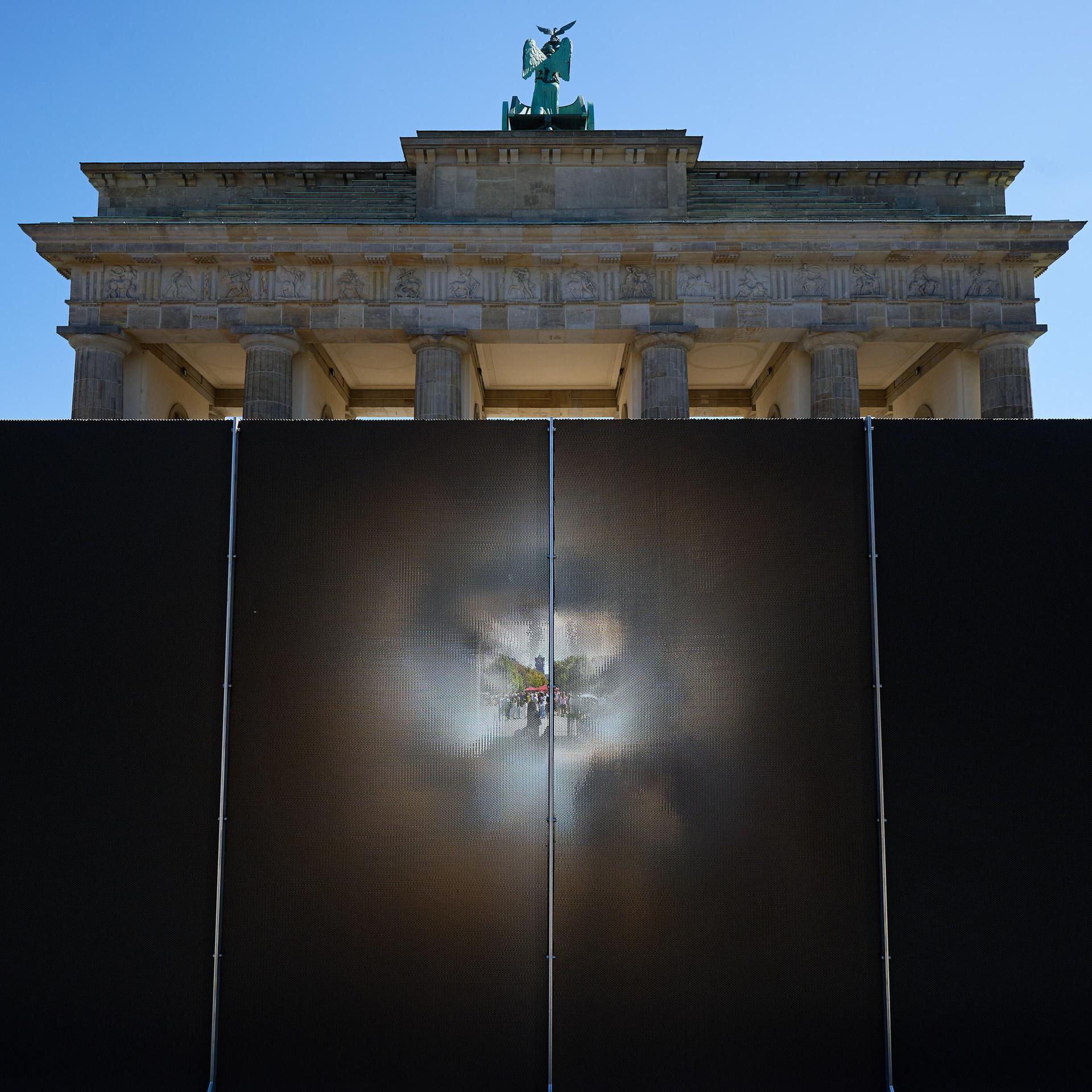 Die rund drei Meter hohe und 30 Meter lange Installation des Künstlers Hubertus Hamm auf dem Platz des 18. März wirkt je nach Perspektive lichtundurchlässig oder transparent.