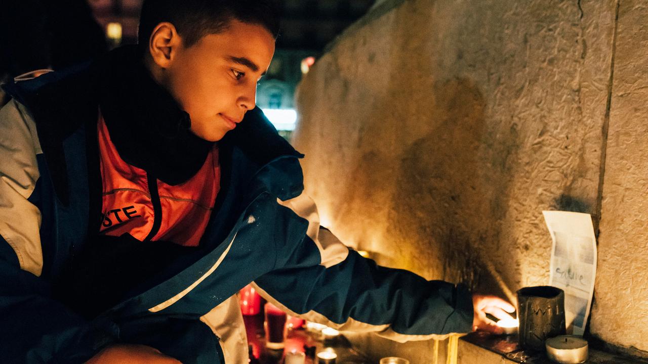 Ein junger Mann zündet eine Kerze an. Ein junger Mann zündet eine Kerze an.