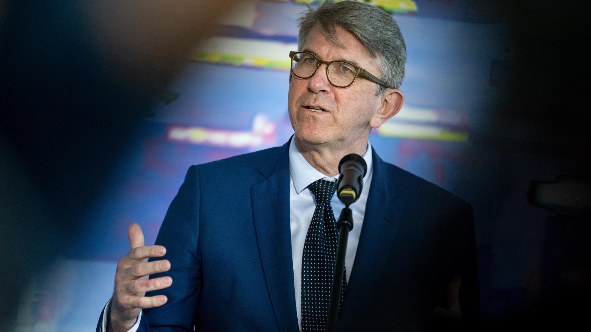 Wolfram Weimer spricht bei einer Pressekonferenz.