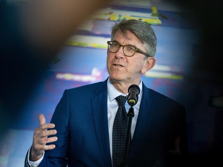 Wolfram Weimer spricht bei einer Pressekonferenz.