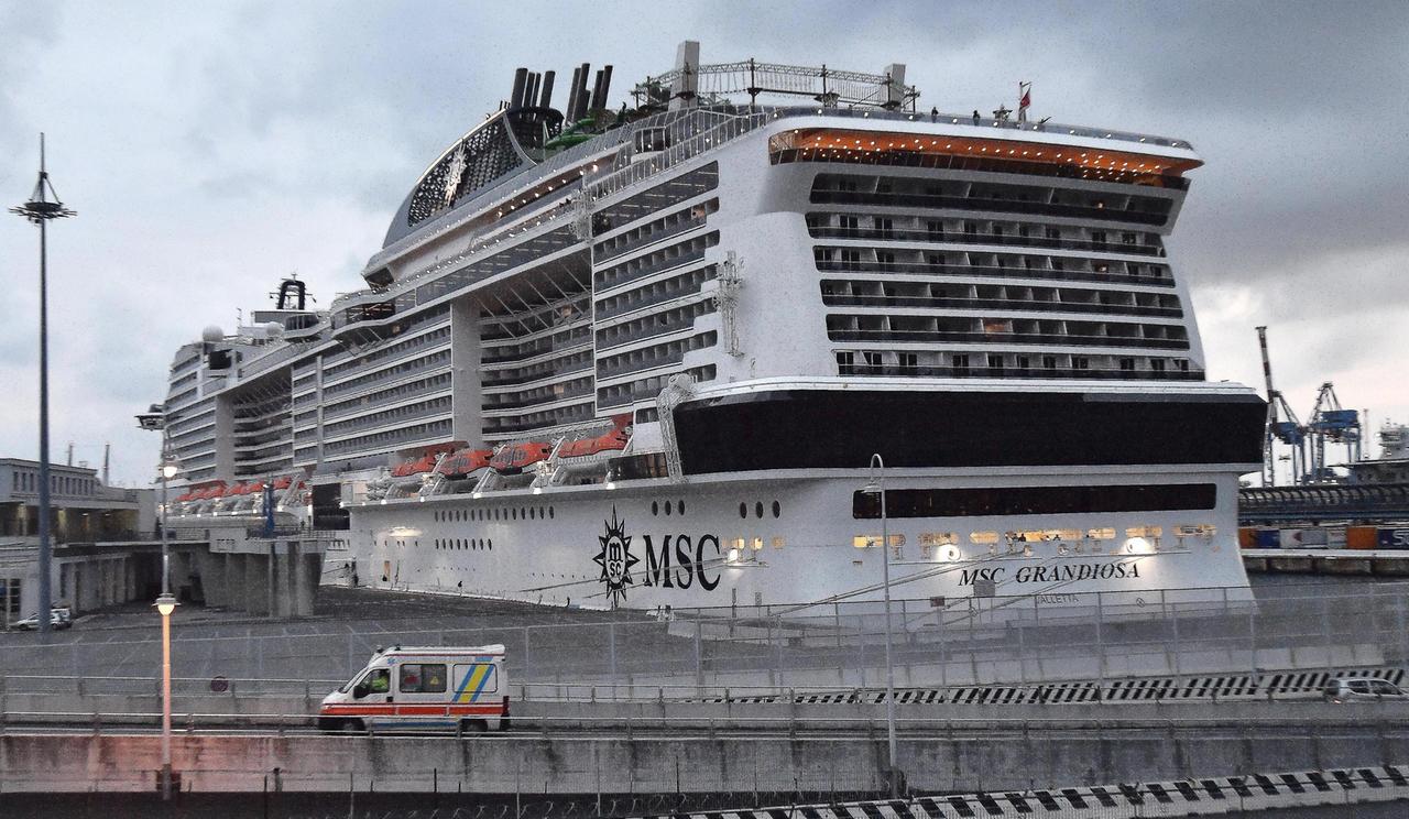 Das Kreuzfahrtschiff "MSC Grandiosa" mit positiv auf das Coronavirus getesteten Menschen an Bord ist im Hafen von Genua eingelaufen. 
