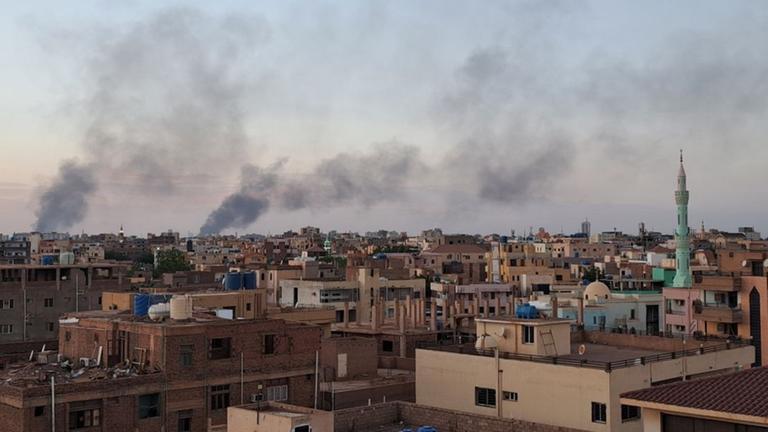 Rauch steigt über Khartoum auf.