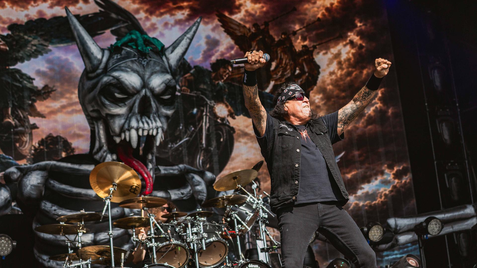 Die Band Testament steht auf einer Bühne und gibt ein Live-Konzert. Die Band Testament steht auf einer Bühne und gibt ein Live-Konzert.
