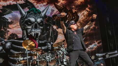 Die Band Testament steht auf einer Bühne und gibt ein Live-Konzert. Die Band Testament steht auf einer Bühne und gibt ein Live-Konzert.