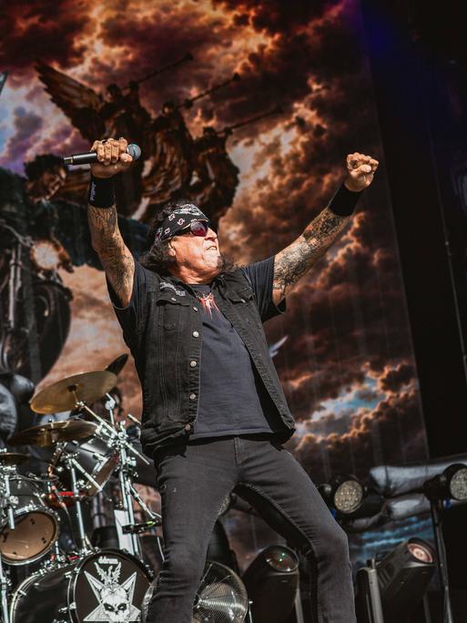 Die Band Testament steht auf einer Bühne und gibt ein Live-Konzert. Die Band Testament steht auf einer Bühne und gibt ein Live-Konzert.
