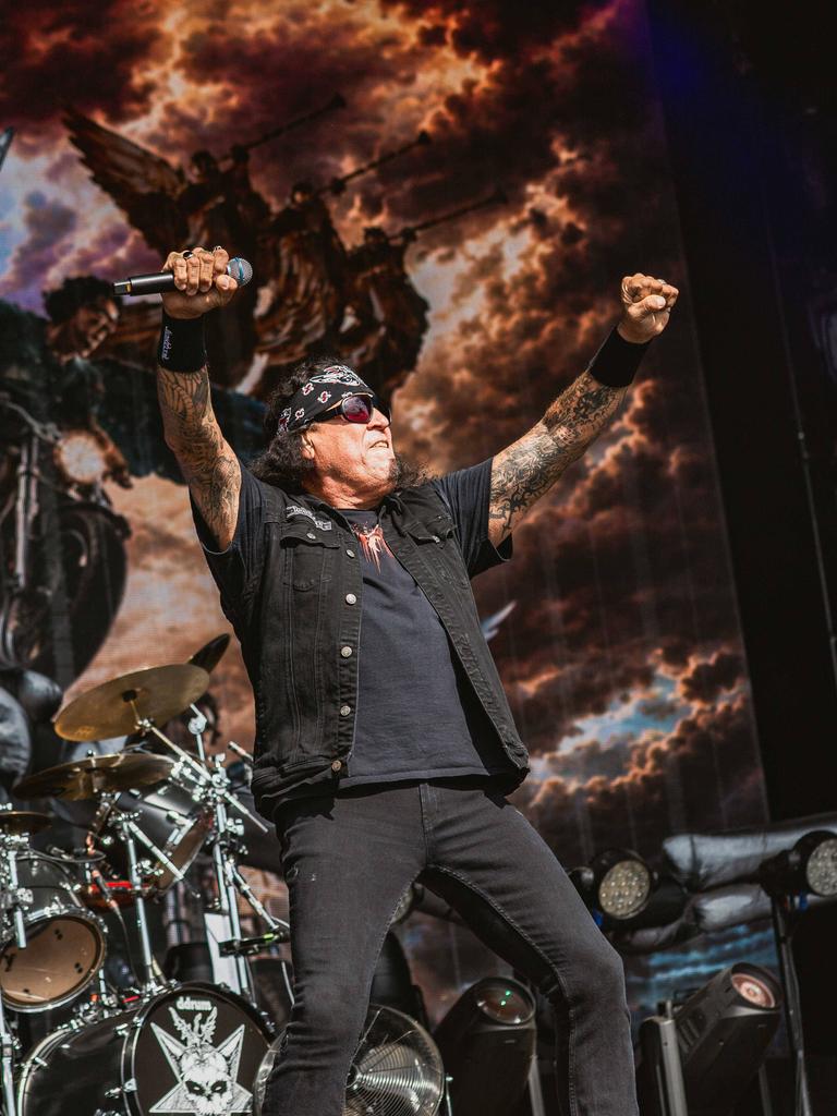 Die Band Testament steht auf einer Bühne und gibt ein Live-Konzert. 