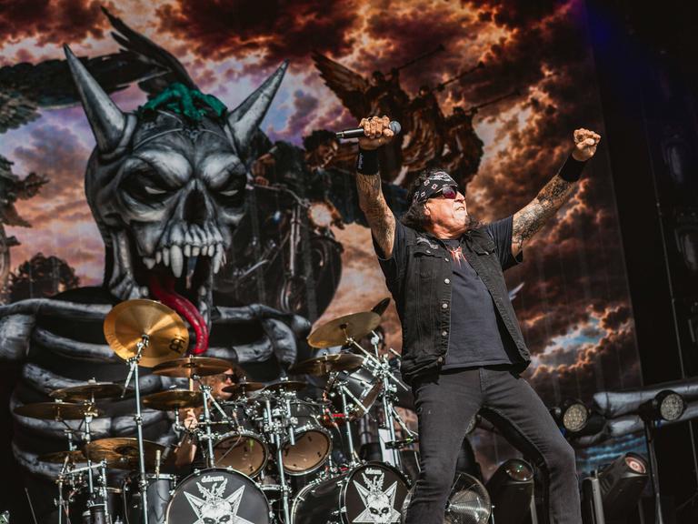 Die Band Testament steht auf einer Bühne und gibt ein Live-Konzert. Die Band Testament steht auf einer Bühne und gibt ein Live-Konzert.