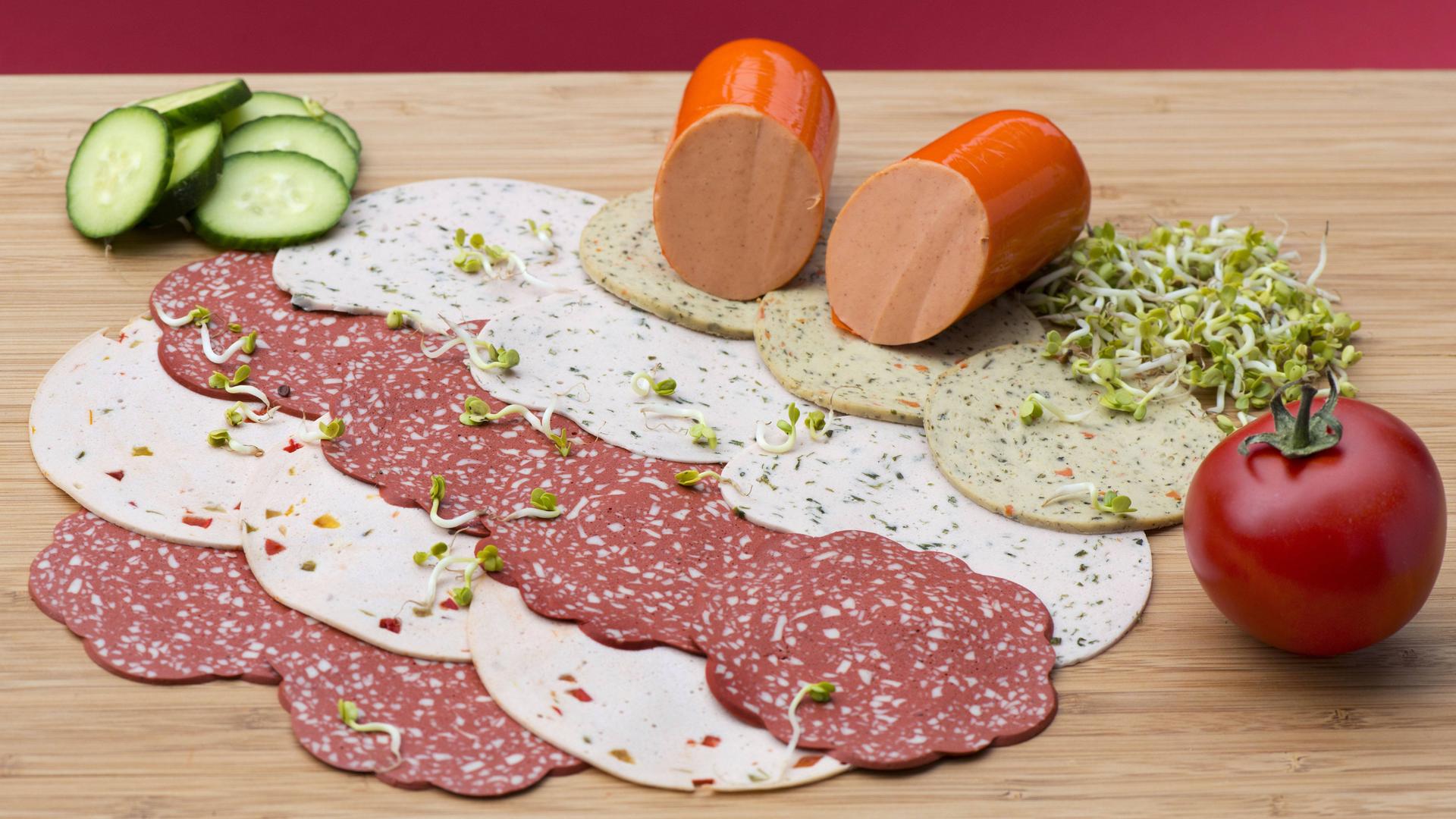 Vegane- und vegetarische Wurst-Ersatz-Produkte auf einem Tisch. Vegane- und vegetarische Wurst-Ersatz-Produkte auf einem Tisch.