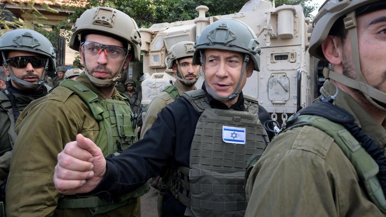 Israels Premierminister Benjamin Netanjahu bei einem Besuch von Soldaten im Gazastreifen.