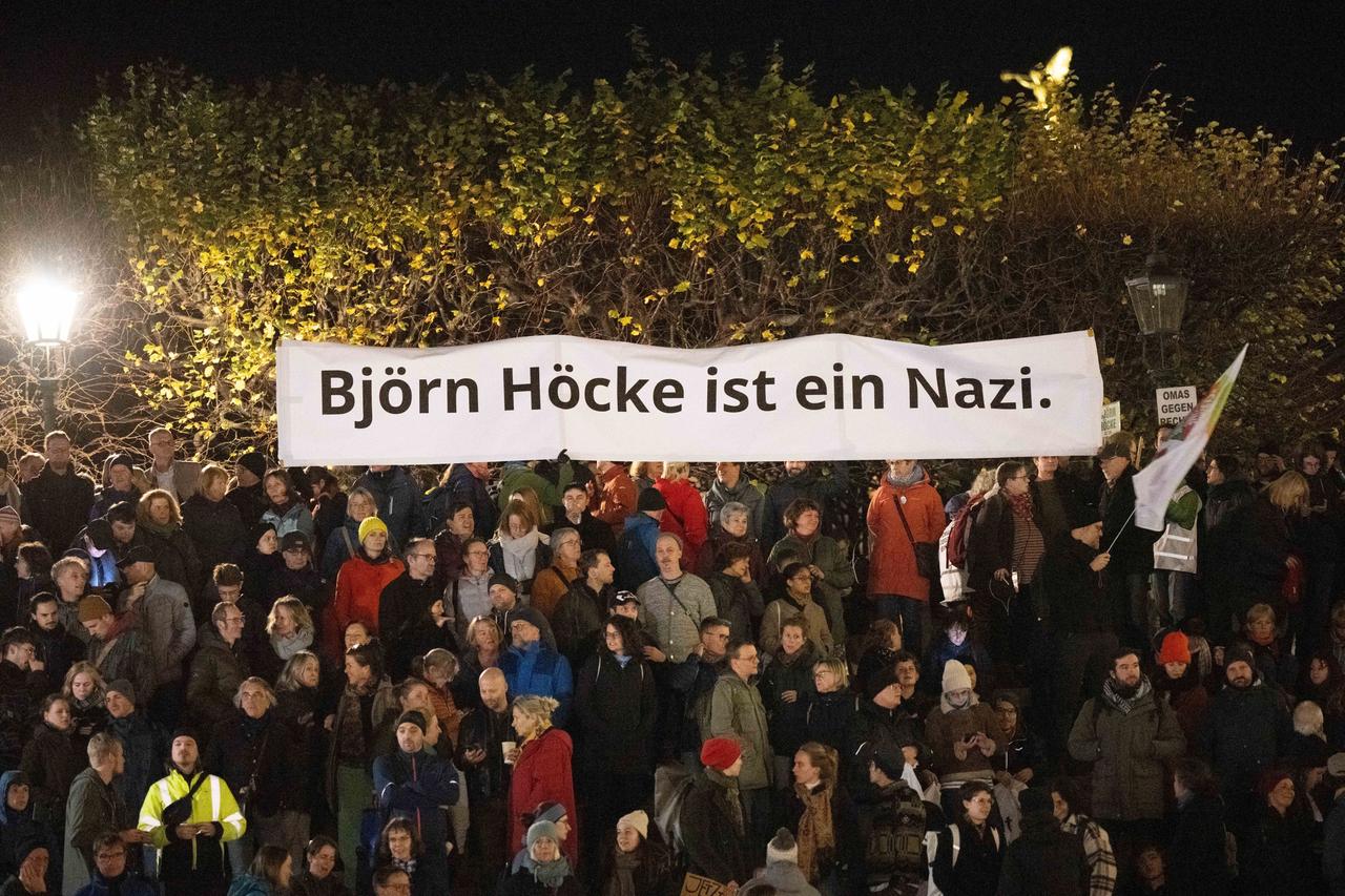 Gegendemonstranten halten am Rand einer Kundgebung der extremistischen und islamfeindlichen Pegida-Bewegung ein Transparent mit der Aufschrift "Björn Höcke ist ein Nazi" hoch.