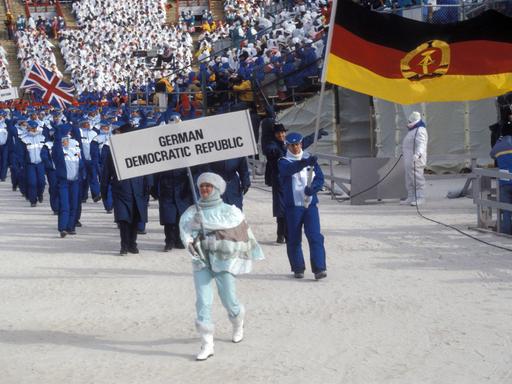 Frank Peter Rötsch (DDR) führt als Fahnenträger die DDR-Olympiamannschaft ins Stadion Frank Peter Rötsch (DDR) führt als Fahnenträger die DDR-Olympiamannschaft ins Stadion
