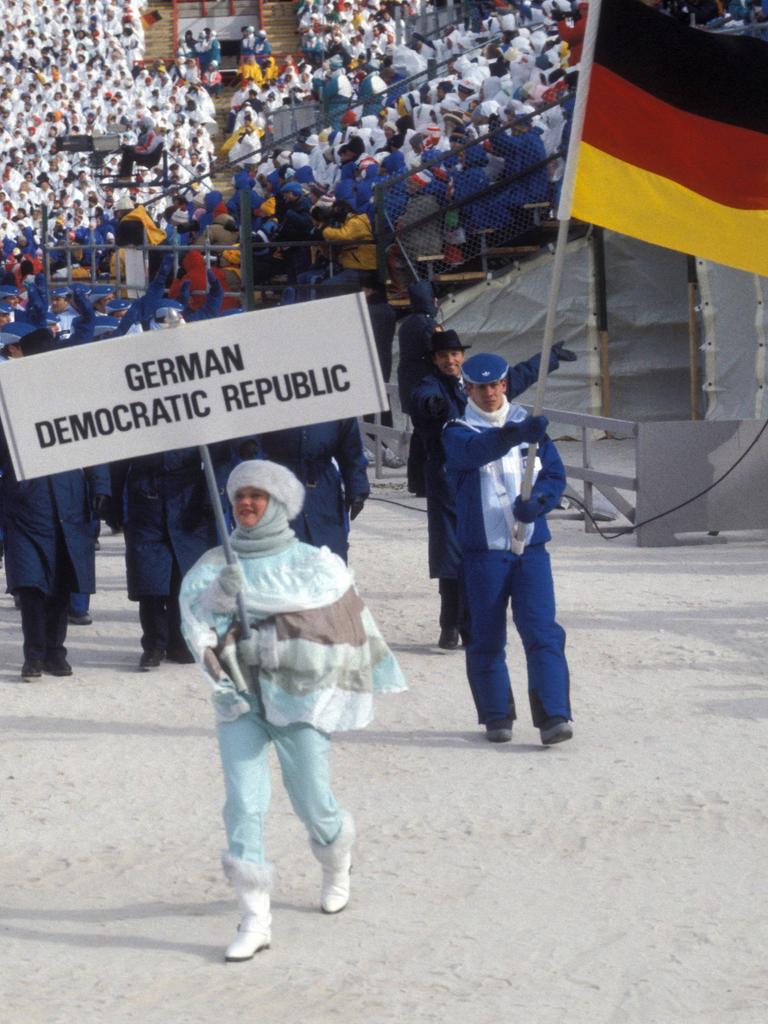 Frank Peter Rötsch (DDR) führt als Fahnenträger die DDR-Olympiamannschaft ins Stadion Frank Peter Rötsch (DDR) führt als Fahnenträger die DDR-Olympiamannschaft ins Stadion