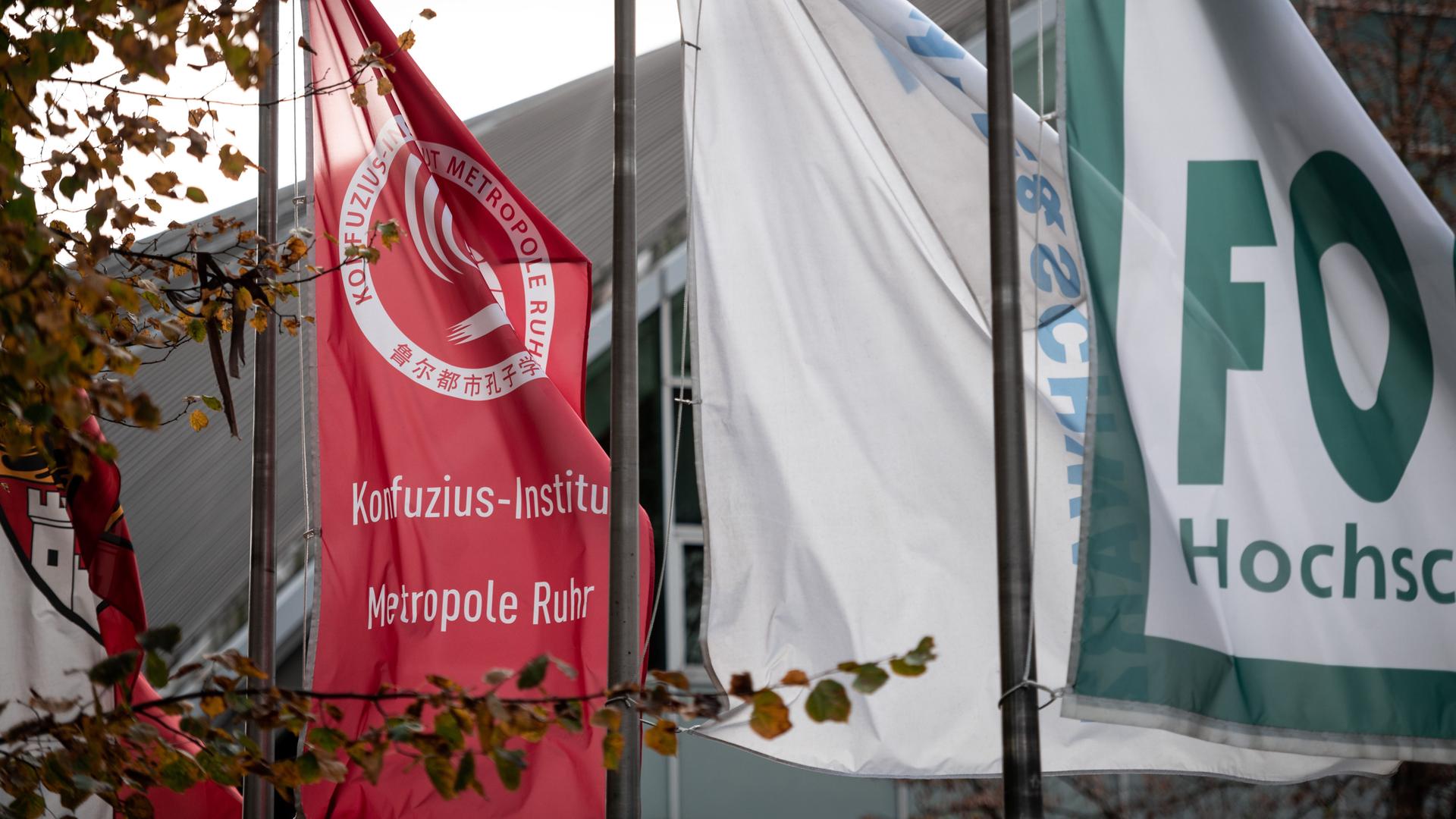 Auf eine Fahne vor dem Tectrum in Duisburg weht das Logo des Konfuzius-Institut Metropole Ruhr. Auf eine Fahne vor dem Tectrum in Duisburg weht das Logo des Konfuzius-Institut Metropole Ruhr.
