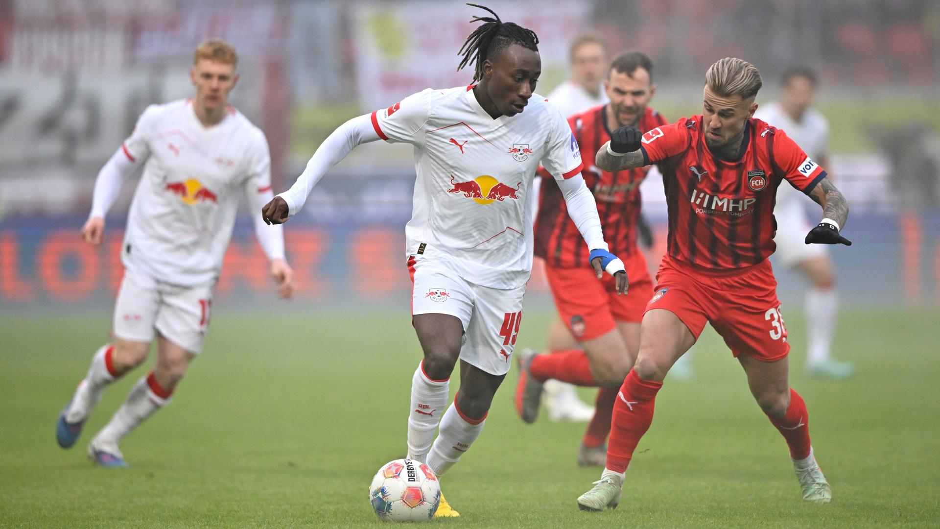 Zu sehen ist eine Szene aus dem Spiel Heidenheim gegen Leipzig. Yan Diomande ( Leipzig) und Niklas Dorsch ( Heidenheim) kämpfen um den Ball.
      