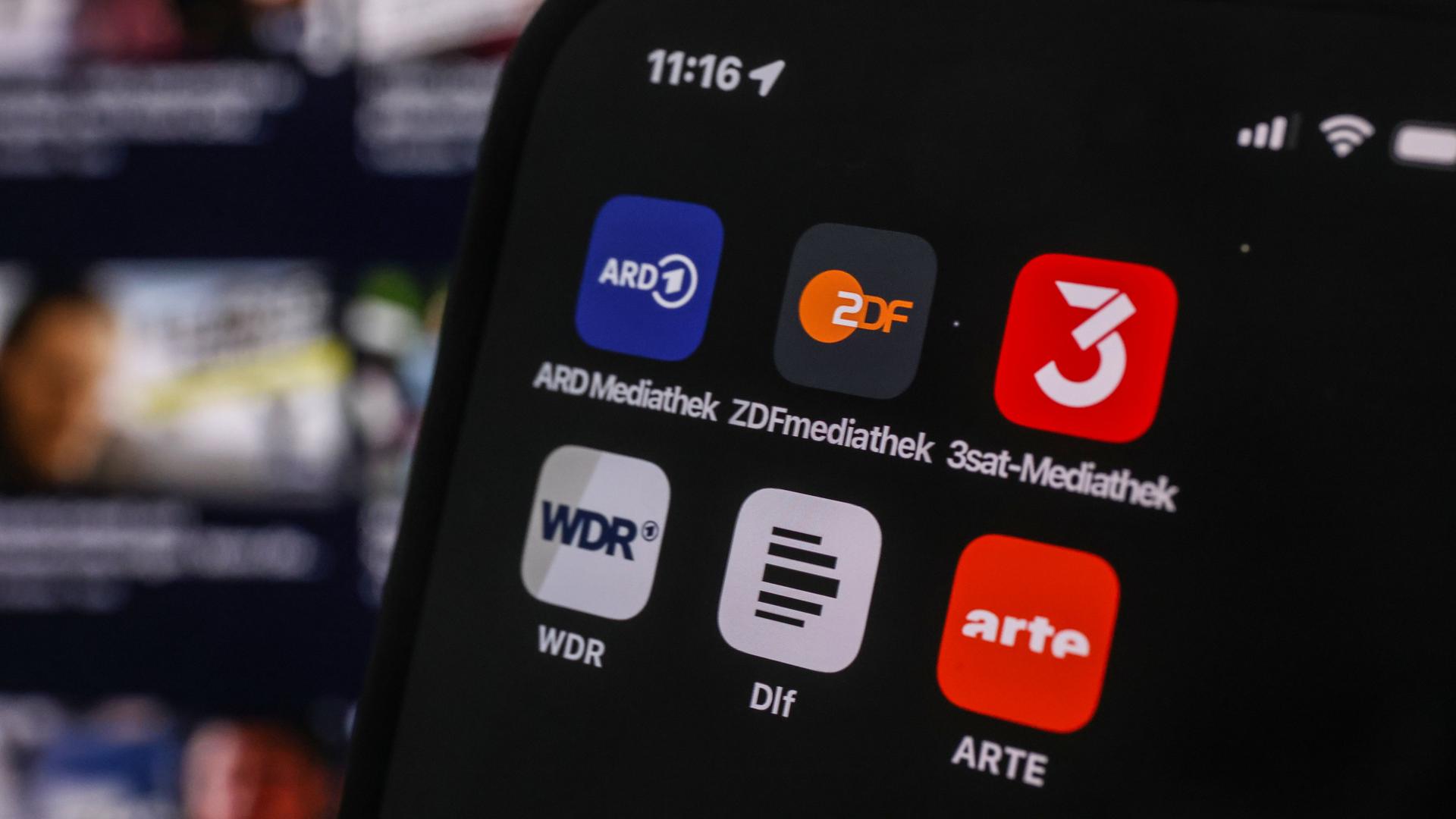 Die Apps der Mediatheken von ARD, ZDF, 3sat sowie von Arte, Deutschlandfunk (Dlf) und Westdeutscher Rundfunk (WDR) auf einem Smartphone