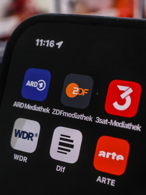 Die Apps der Mediatheken von ARD, ZDF, 3sat sowie von Arte, Deutschlandfunk (Dlf) und Westdeutscher Rundfunk (WDR) auf einem Smartphone