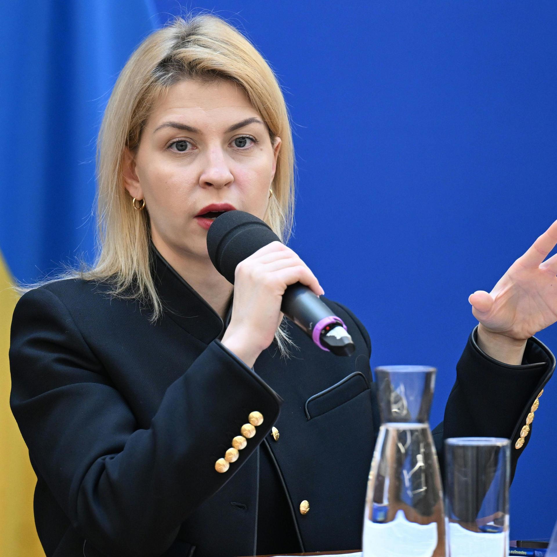 Olha Stefanischyna, ukrainische Vizeregierungschefin, spricht auf einer Pressekonferenz.