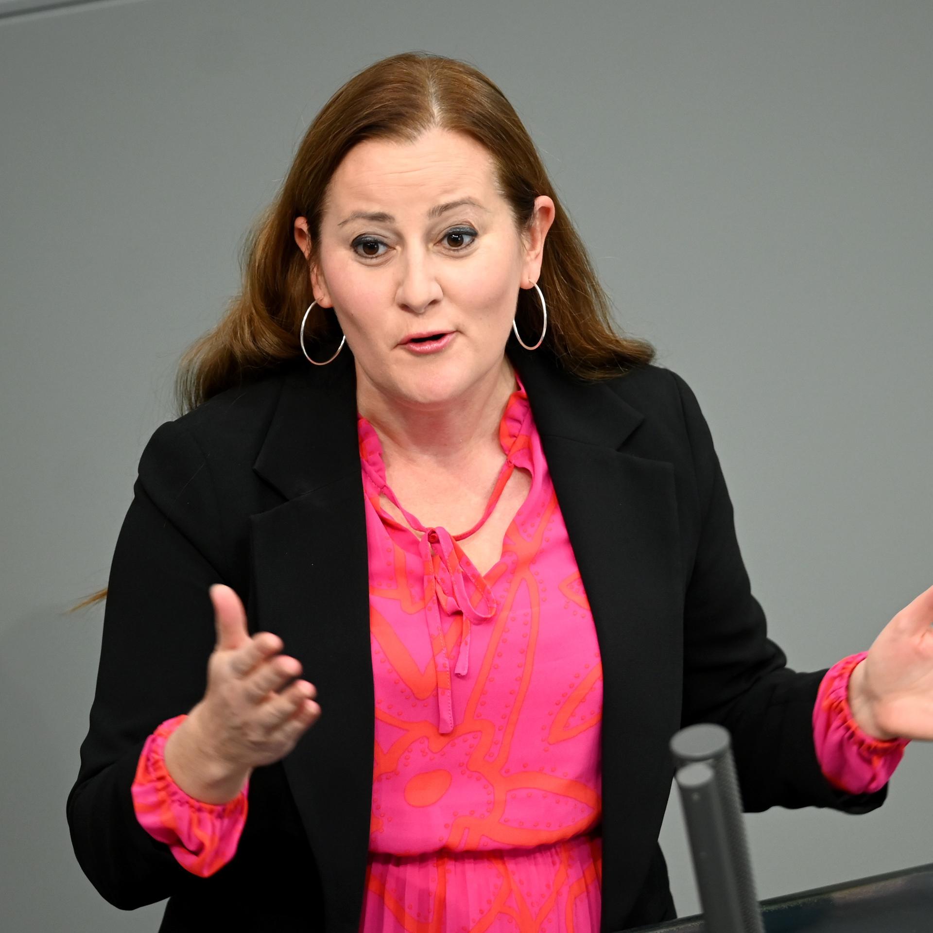 Berlin: Janine Wissler, Die Linke, nimmt an der Aussprache im Bundestag teil.