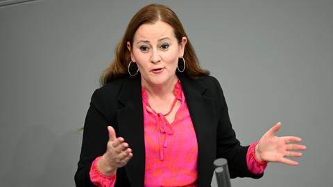 Janine Wissler, Die Linke, nimmt an der Aussprache im Bundestag teil.