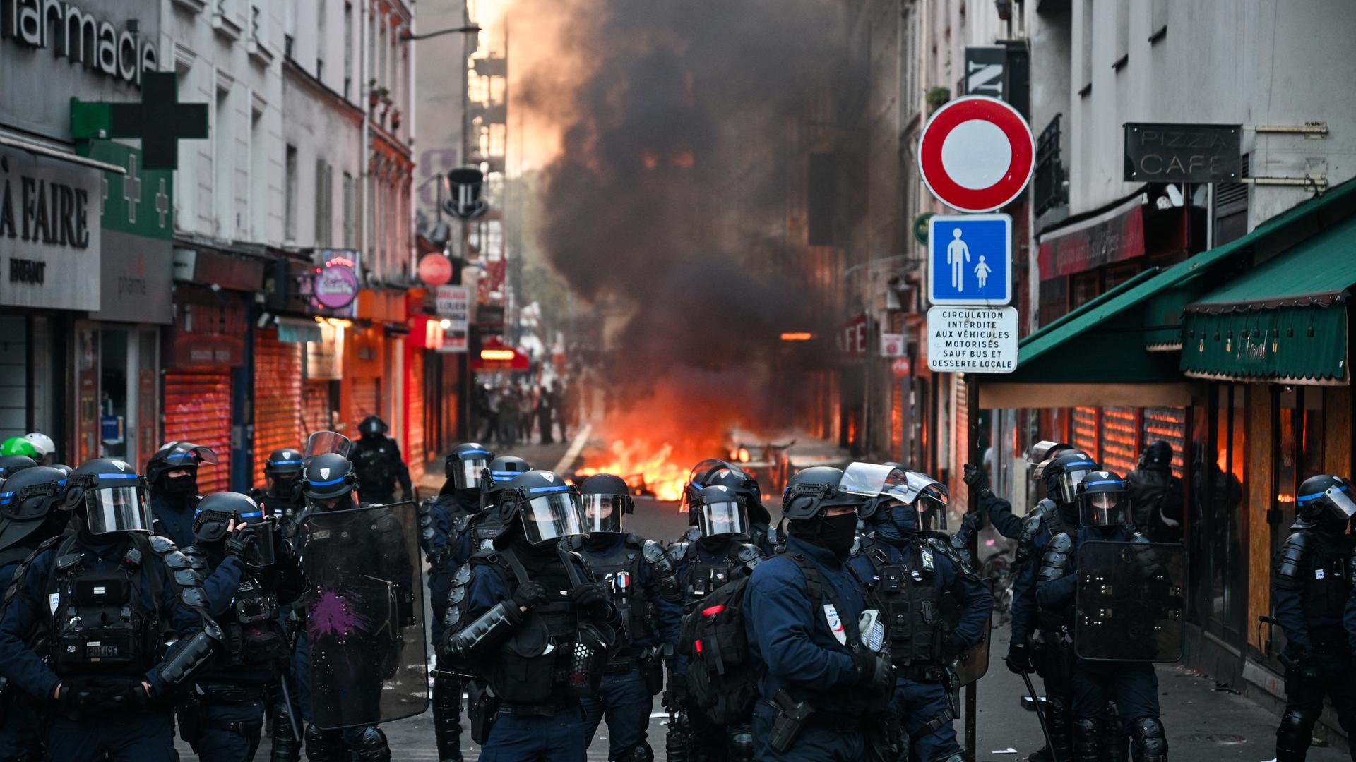 In Paris hat es am Platz der Republik erneut Auseinandersetzungen zwischen Randalieren und der Polizei gegeben. 