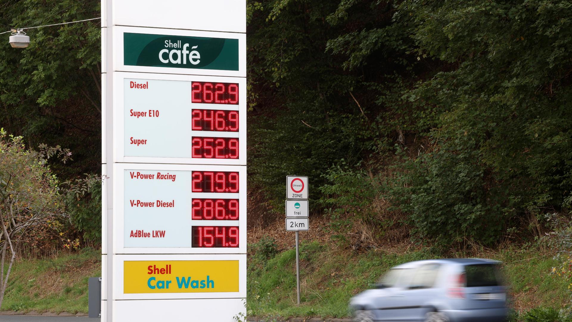 Der aktuelle Preis für (für) Diesel, Super E10 und Super liegt weit über (über) 2 Euro. Diesel liegt bei bei 2,62 Euro, Super E10 bei 2,46 Euro und Super bei 2,52 Euro. 