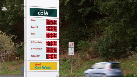 Der aktuelle Preis für (für) Diesel, Super E10 und Super liegt weit über (über) 2 Euro. Diesel liegt bei bei 2,62 Euro, Super E10 bei 2,46 Euro und Super bei 2,52 Euro. 