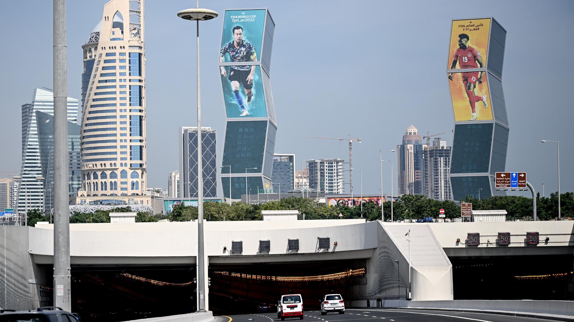 Auf Hochhäusern in Katar sind Plakate oder Projektionen zu sehen, die Fußballer zeigen. (01.11.2022)