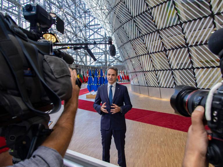 Griechenlands Regierungschef Kyriakos Mitsotakis, hier im Juni bei einem EU-Treffen in Brüssel vor Flaggen der EU und Kameras auf sich gerichtet