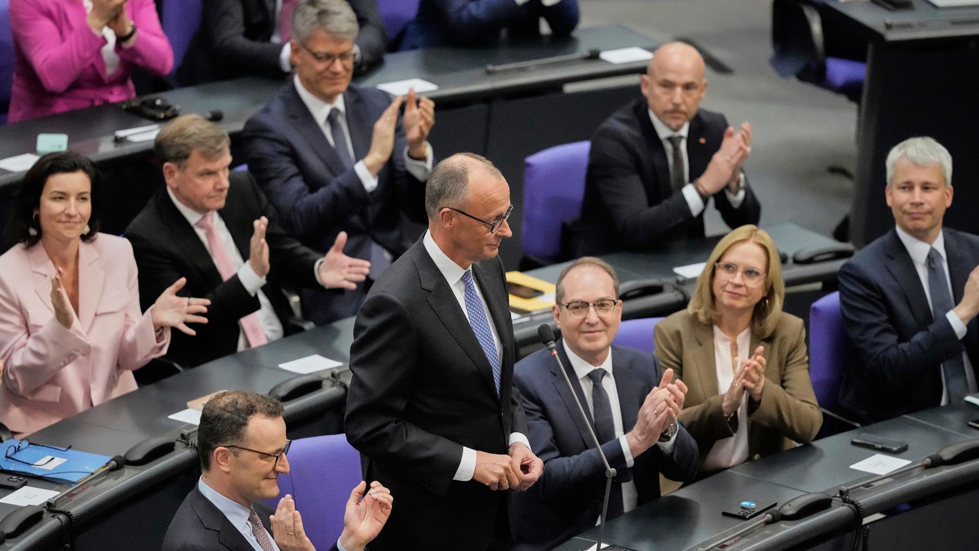 Der Vorsitzende der Christdemokraten Friedrich Merz, 2. von links, wird nach seiner Wahl zum neuen Bundeskanzler im Deutschen Bundestag im Reichstagsgebäude in Berlin, Deutschland, am Dienstag, 6. Mai 2025, applaudiert.