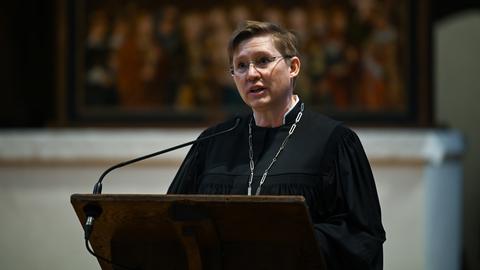 Porträt der Regionalbischöfin von Magdeburg, Bettina Schlauraff. Sie spricht an einem Stehpult in der Magdeburger Kirche