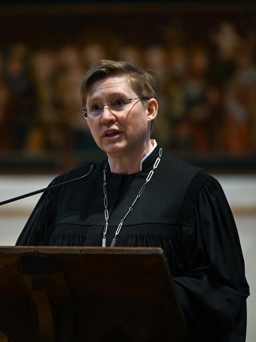 Porträt der Regionalbischöfin von Magdeburg, Bettina Schlauraff. Sie spricht an einem Stehpult in der Magdeburger Kirche