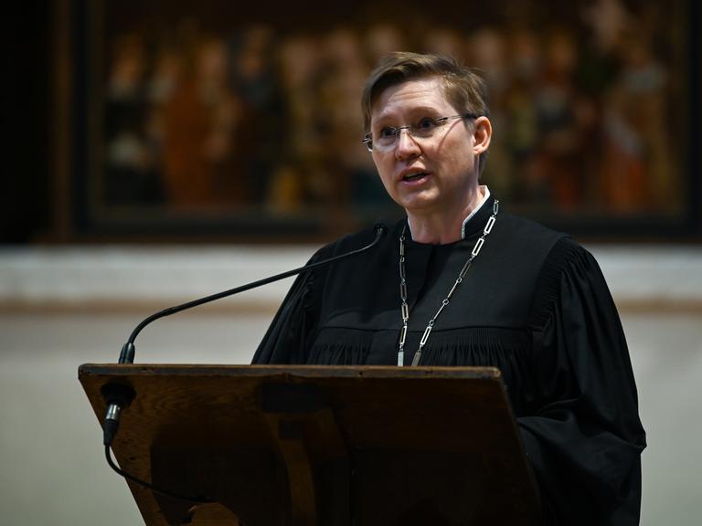 Porträt der Regionalbischöfin von Magdeburg, Bettina Schlauraff. Sie spricht an einem Stehpult in der Magdeburger Kirche