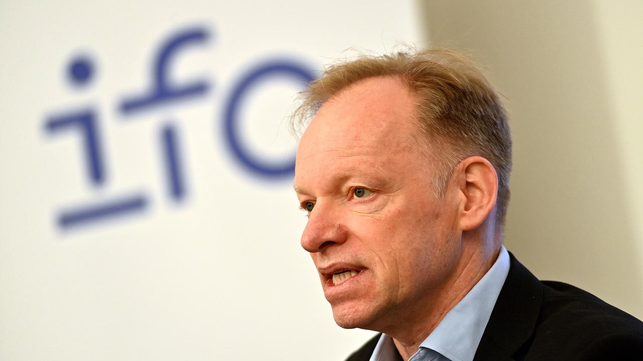 Prof. Dr. Clemens Fuest, Präsident des ifo-Instituts, hinter ihm der Schriftzug "ifo"