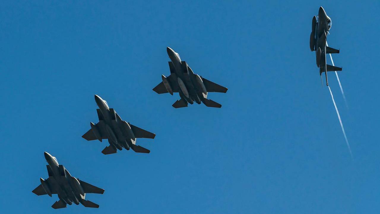 Die Kampfflugzeige fliegen in Formation und nah beieinander am Himmel.