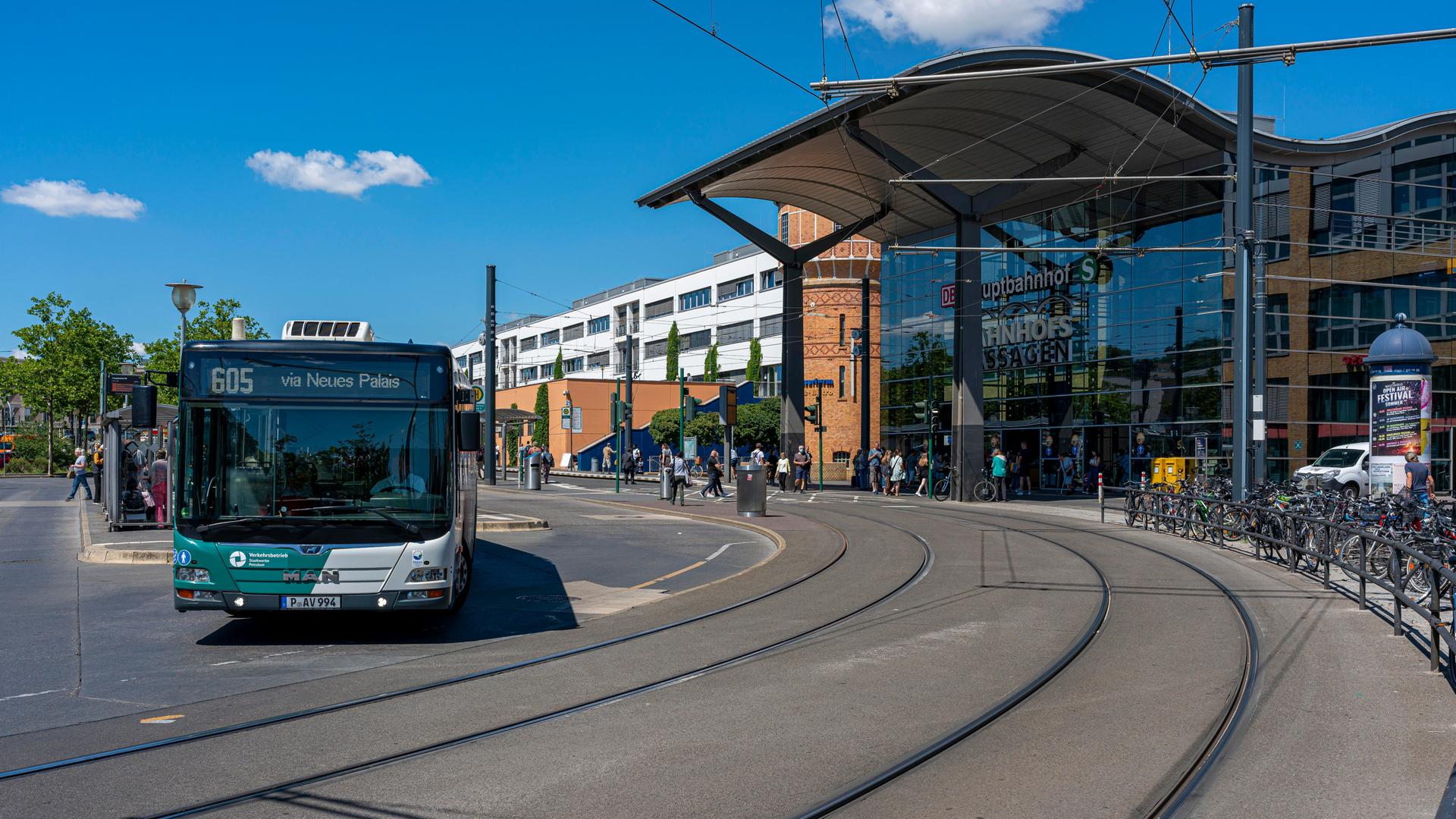 Ein Bus steht neben Straßenbahn-Schienen vor dem Hauptbahnhof in Potsdam.