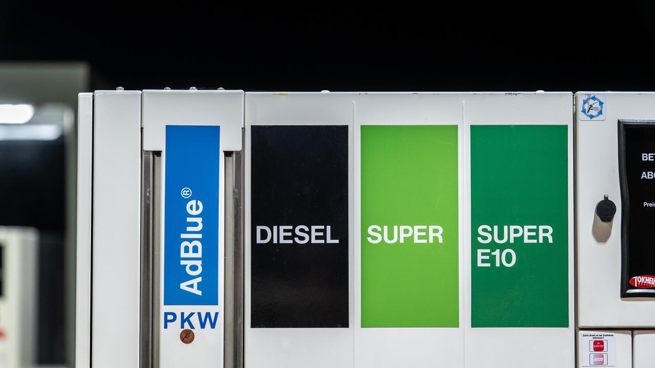 Eine Zapfsäule einer Tankstelle zeigen die Kraftstoffe AdBlue, Diesel, Super, sowie Super E10 an.