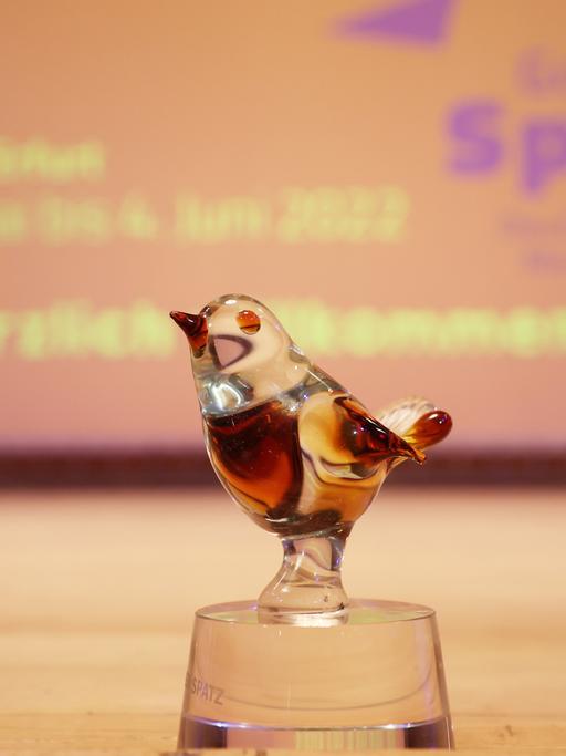 Die Trophäe der "Goldene Spatz" steht am Bühnenrand vor der Eröffnung des 30. Deutschen Kinder-Medien-Festivals "Goldener Spatz".