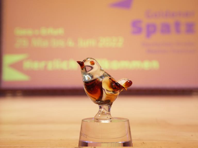 Die Trophäe der "Goldene Spatz" steht am Bühnenrand vor der Eröffnung des 30. Deutschen Kinder-Medien-Festivals "Goldener Spatz".