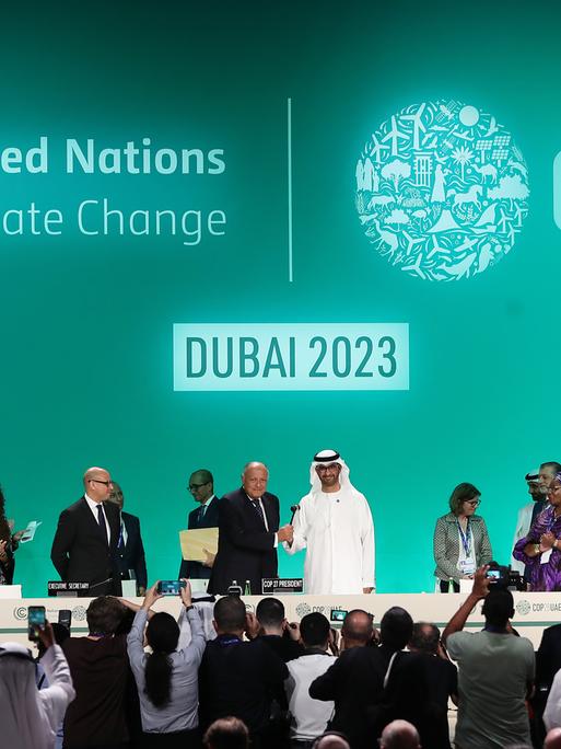 Der Präsident der Weltklimakonfereenz COP28 Sultan Ahmed al-Jaber (Bildmitte) bei der Eröffnung der Konferenz 