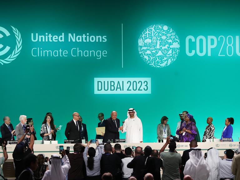 Der Präsident der Weltklimakonfereenz COP28 Sultan Ahmed al-Jaber (Bildmitte) bei der Eröffnung der Konferenz 