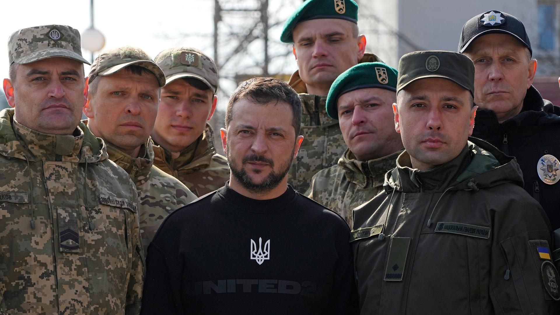 Ukraine: Wolodymyr Selenskyj (vorne, M), Präsident der Ukraine, posiert für ein Foto mit Soldaten und Polizisten während eines Besuchs in Trostianets.