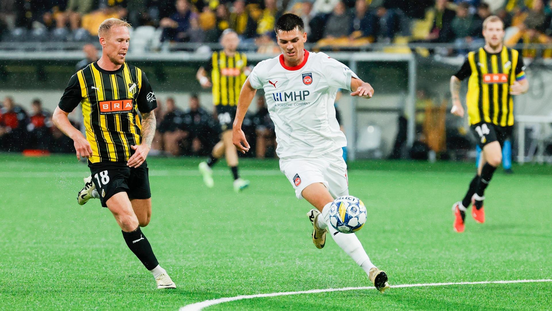 In den Playoffs zu UEFA Europa Conference League: Der Spieler des schwedischen Vereins BK Häcken, Mikkel Rygaard, und der Heidenheimer Mathias Honsak kämpfen um den Ball.