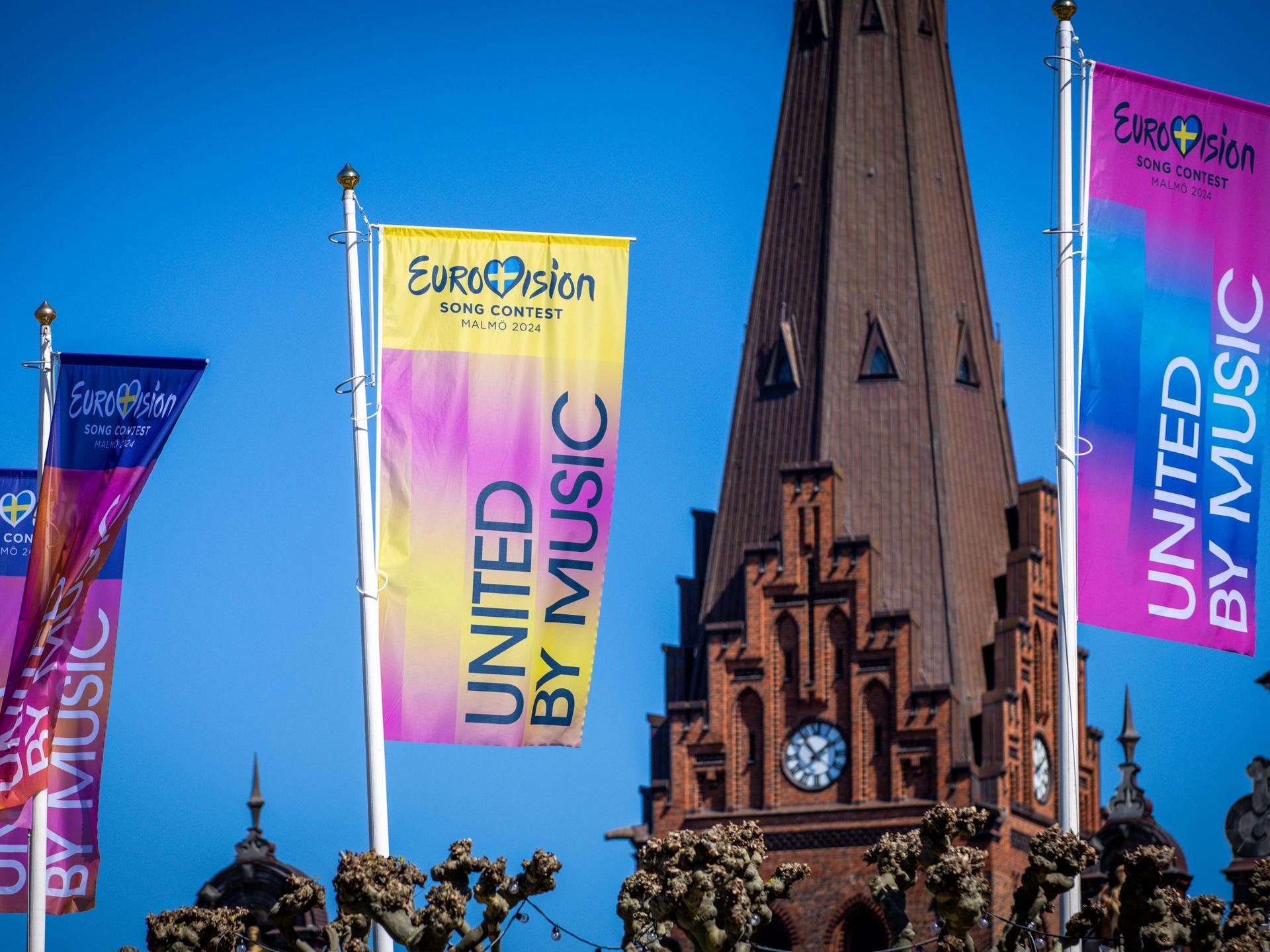 Die Fahnen des Eurovision Song Contests wehen vor dem historischen Rathaus. Der Eurovision Song Contest (ESC) 2024 beginnt mit dem ersten Halbfinale. Das Motto "United By Music".