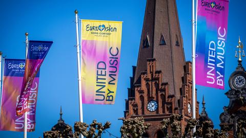 Die Fahnen des Eurovision Song Contests wehen vor dem historischen Rathaus.