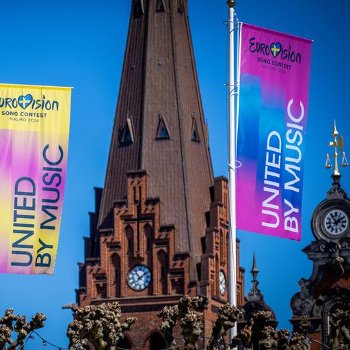 Die Fahnen des Eurovision Song Contests wehen vor dem historischen Rathaus.