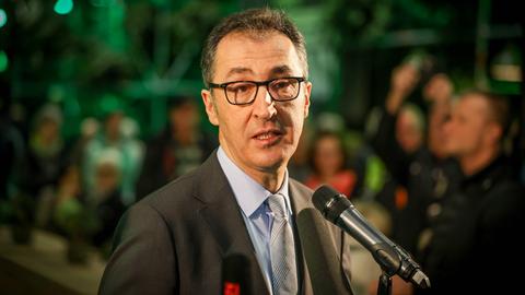 Bundeslandwirtschaftsminister Özdemir spricht in ein Mikrofon auf der Agrarmesse Grüne Woche.